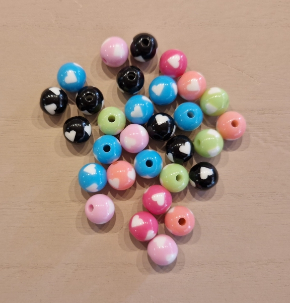 30 Stück Acrylperlen mit Herzen 12mm, bunt gemischt